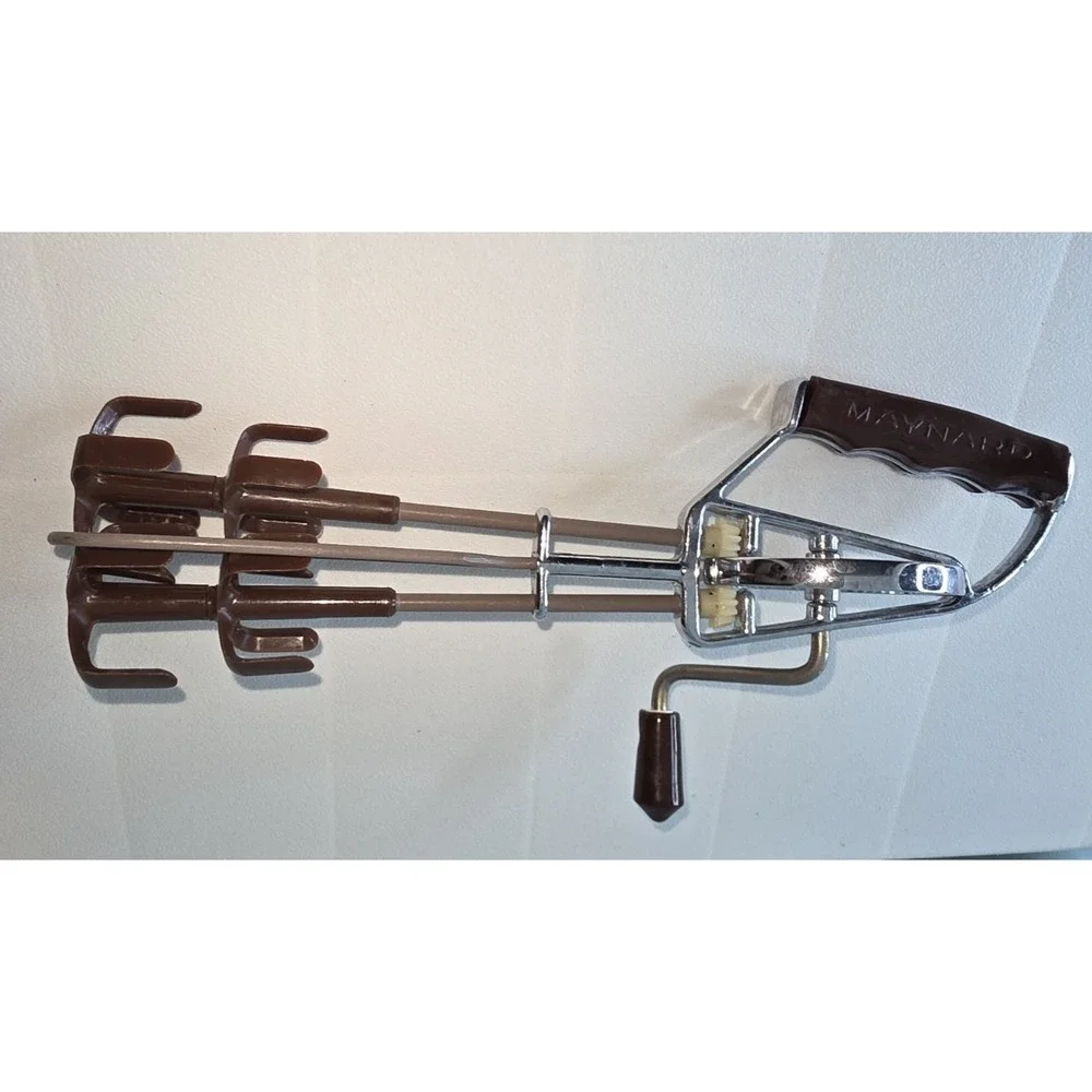 Vintage Maynard Egg Beater Manual Hand Mixer Double Nylon Beaters Brown Handle